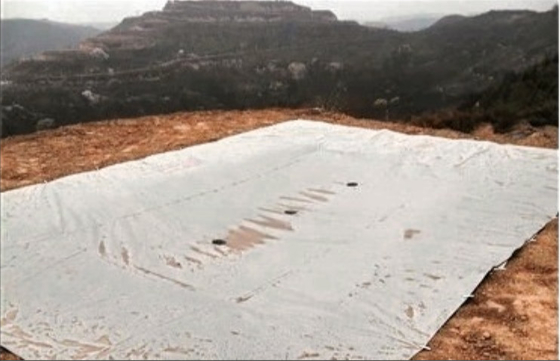 Area montuosa raccolta dell'acqua piovana serbatoio di stoccaggio dell'acqua per soluzioni agricole sostenibili
